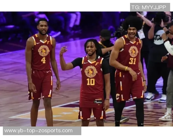 亨特分析莫布里与亚当斯的进攻风格差异及其对球队的影响